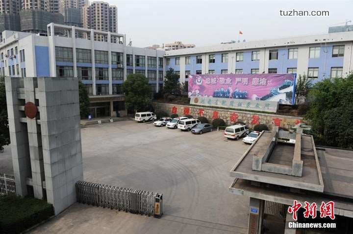長(zhǎng)沙市坪塘勞動(dòng)教養(yǎng)管理所采購(gòu)我公司定制生產(chǎn)的11KW二用一備自來(lái)水加壓泵站一套，本設(shè)備供水范圍為5公里，供水人數(shù)為3600人，目前本自來(lái)水加壓泵站運(yùn)行平穩(wěn)，高效節(jié)能，受到了管理所的一致好評(píng)！